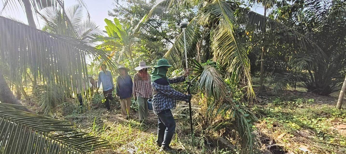 title - นายจักรพงศ์ วรเสฏฐ์ฐากูร นายช่างสำรวจอาวุโส และนายศักดิ์สิทธิ์ พรายระหาร ผู้ช่วยนายช่างสำรวจ ดำเนินการรังวัด ตามที่องค์การบริหารส่วนตำบลบึงชำอ้อ ขออนุญาตใช้ที่ดินเพื่อกิจการสาธารณูปโภค ในเขตปฏิรูปที่ดิน เพื่อปรับปรุงถนนท้ายซอยปฏิรูปที่ 1-12 กลุ่มที่ 152 ตำบลบึงชำอ้อ อำเภอหนองเสือ จังหวัดปทุมธานี